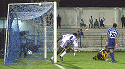 Celio celebra el primer gol de Firpo